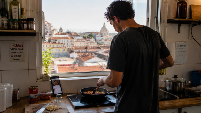 Cooking in Hostels: Recipes, Gear Lists & Kitchen Tips for Budget Travellers